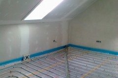 16) Instalace podlahového topení v podkroví, sádrokartony hotové – můžeme betonovat.