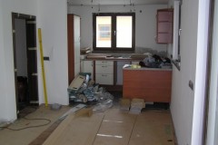 24) Instalace kuchyňské linky. Dle přání zákazníka je možné připravit rozvody elektroinstalace pro bodová světla.