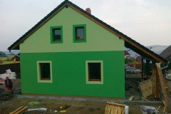 31) Dokončená fasáda. Domácí se inspirovali fasádou v renomovaném časopise o bydlení.