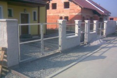 39) Jak je dům hotov, je potřeba si náš dům, náš hrad i oplotit.
