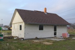 8) Střecha před doděláním. Pod krytinu je nutná instalace kontaktní difúzní folie, která je dobře viditelná ve štítech.