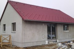 9) Na střechy dáváme sněhové tašky. Zábrany proti pádu sněhu ze střešní konstrukce. Pojišťovna Vás naše zákazníky má pak raději. Střecha doplněna hromosvodem. Zemnící páska je umístěna v dostatečné hloubce rostlého terénu, nebo je součástí základové desky.